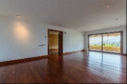 Apartment with unbeatable view, 568 sqm 4 bedrooms plus services.