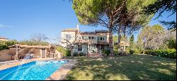 Traditional house in Aix-en-Provence in a secure residence near city centre with swimming-