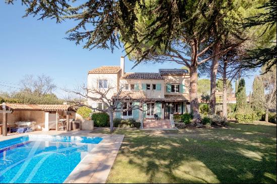 Traditional house in Aix-en-Provence in a secure residence near city centre with swimming-