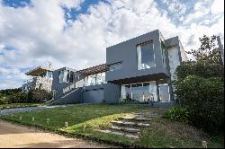 Elegant and Warm Residence with Sea Views on Punta Piedras