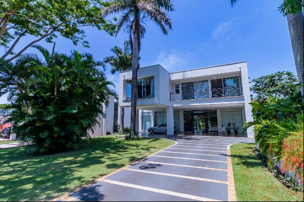 Impressive residence in the Parana Country Club with a unique view of the Parana