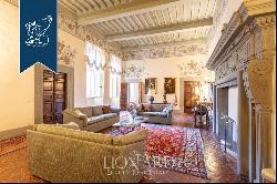 Hotel in historical building for sale in the heart of the Etruscan town of Cortona, in Tus