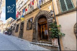 Hotel in historical building for sale in the heart of the Etruscan town of Cortona, in Tus