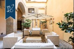 Hotel in historical building for sale in the heart of the Etruscan town of Cortona, in Tus