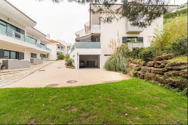 Charming 4-bedroom villa in a condominium with a swimming pool in Estoril, Lisbon.