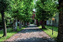 Historic villa with large park and swimming pool