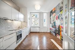 Urban trendy district: Quietly located apartment in an old building with three rooms and 