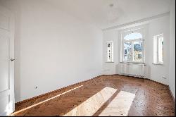 Urban trendy district: Quietly located apartment in an old building with three rooms and 