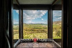 EQUESTRIAN ESTATE FOR SALE IN VALDORCIA, TUSCANY