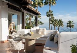Bright beachfront duplex penthouse in a luxury residential complex in Estepona