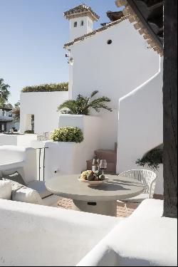 Bright beachfront duplex penthouse in a luxury residential complex in Estepona