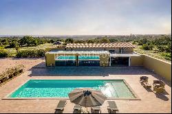 Independent house with pool and view of Noto