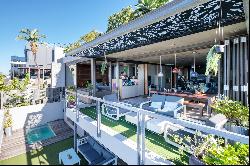 5 BEDROOM HOUSE IN GREEN POINT - PERFECT FOR LUXURY LIVING WITH STUNNING VIEWS.