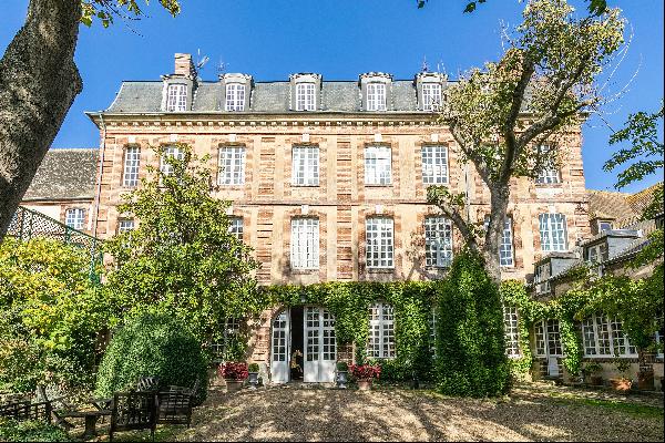 1h15 from Paris. A listed Louis XV style private mansion in perfect condition Set in leaf