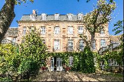 1h15 from Paris. A listed Louis XV style private mansion in perfect condition Set in leaf
