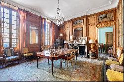 1h15 from Paris. A listed Louis XV style private mansion in perfect condition Set in leaf