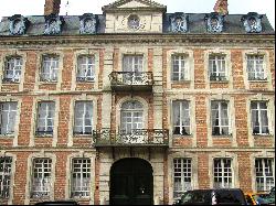 1h15 from Paris. A listed Louis XV style private mansion in perfect condition Set in leaf