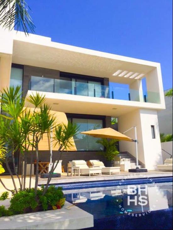 5603-House for Sale Puerto Cancun with Dock, Cancún 77500