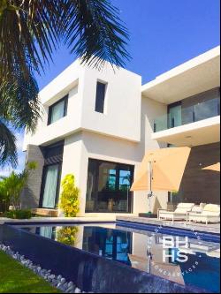 5603-House for Sale Puerto Cancun with Dock, Cancún 77500