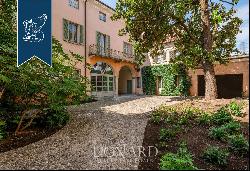 Prestigious historical building with an idyllic internal courtyard for sale in a quiet and