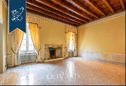 Prestigious historical building with an idyllic internal courtyard for sale in a quiet and