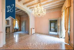 Prestigious historical building with an idyllic internal courtyard for sale in a quiet and