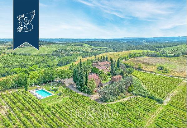 Prestigious farm with a pool in the Tuscan countryside
