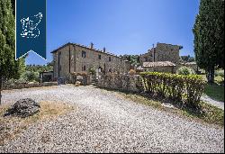 Elegant Tuscan resort with a pool, padel court and olive grove for sale in San Gimignano