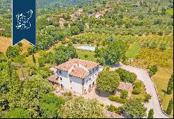 Exclusive panoramic relais with a big park and a vineyard for sale near Arezzo