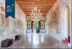 Stunning and finely-renovated period estate with a barchessa along the Brenta Riviera