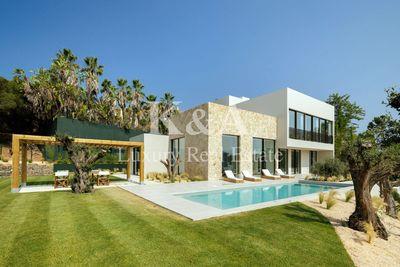 Contemporary design 4 bedroom villa
