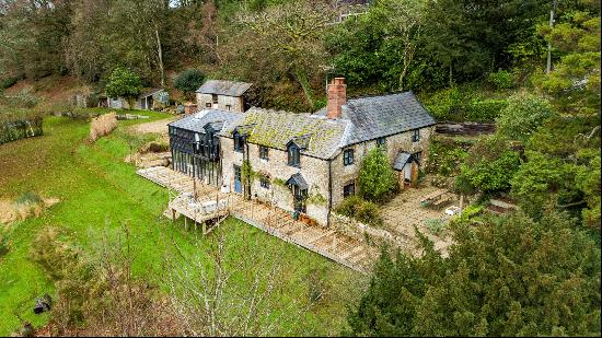 A beautifully presented 18th century house set in approximately 2 acres below Lambert's Ca