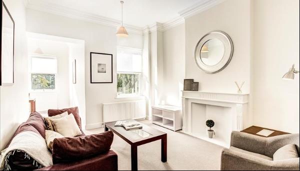 Exquisite two bedroom apartment to rent in Kensington, W8