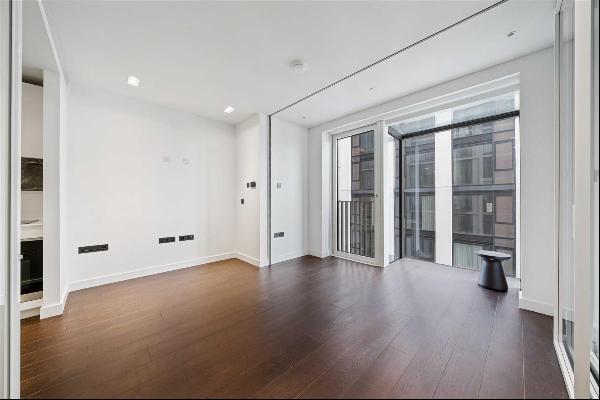 A stunning Manhattan studio apartment in the ever-popular 8 Casson Square.