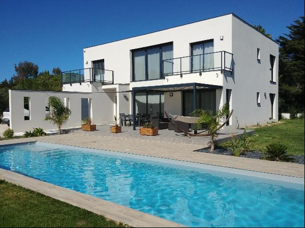 Recent villa on over 2000m² of land in a privileged area