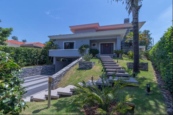 Sophisticated Residence in the Paraná Country Club, Surrounded by the Captivatin