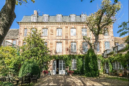 1h15 from Paris. A listed Louis XV style private mansion in perfect condition Set in leaf