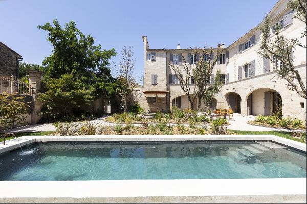 Exceptional 1100 sqm mansion renovated at the gateway to the Alpilles