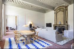 Exceptional 1100 sqm mansion renovated at the gateway to the Alpilles