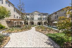 Exceptional 1100 sqm mansion renovated at the gateway to the Alpilles