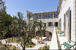 Exceptional 1100 sqm mansion renovated at the gateway to the Alpilles