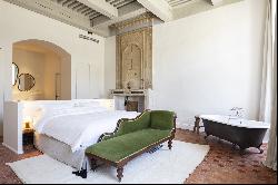 Exceptional 1100 sqm mansion renovated at the gateway to the Alpilles