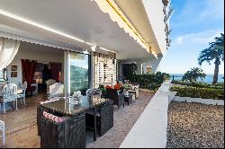 Cannes Californie, 1-bed apartment with a dominant view of the city and sea.