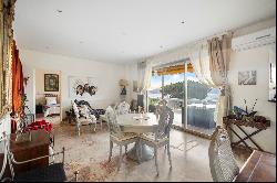 Cannes Californie, 1-bed apartment with a dominant view of the city and sea.