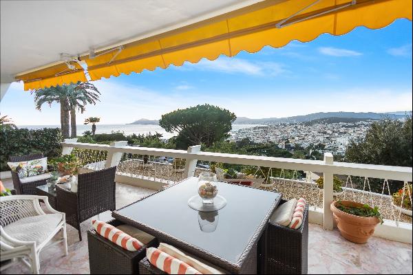 Cannes Californie, 1-bed apartment with a dominant view of the city and sea.