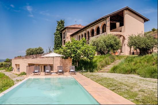 Prestigious farmhouse nestled in the hills of Monferrato