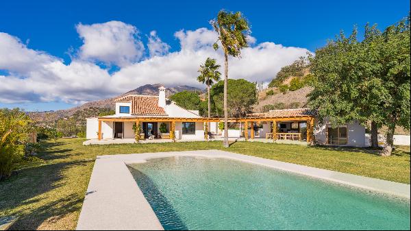 Andalusian-Nordic villa with panoramic views of Estepona Bay