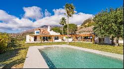 Andalusian-Nordic villa with panoramic views of Estepona Bay