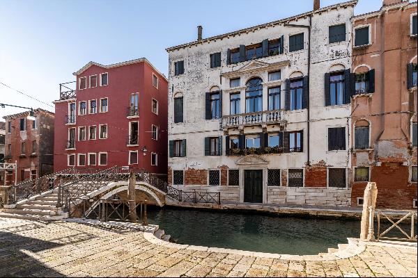 Excellent 2-bedroom apartment in Santa Croce with a lovely open view of the canal and Camp