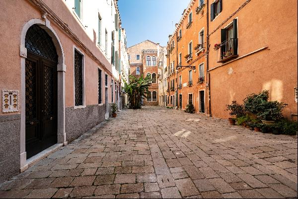 Newly refurbished, turnkey apartment near Campo Santo Stefano, Venice.